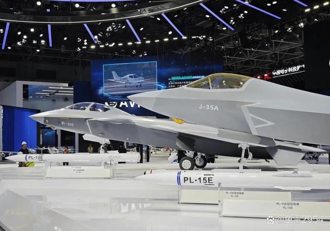 歼-35发展出双座型号了吗 模糊照片引发猜测