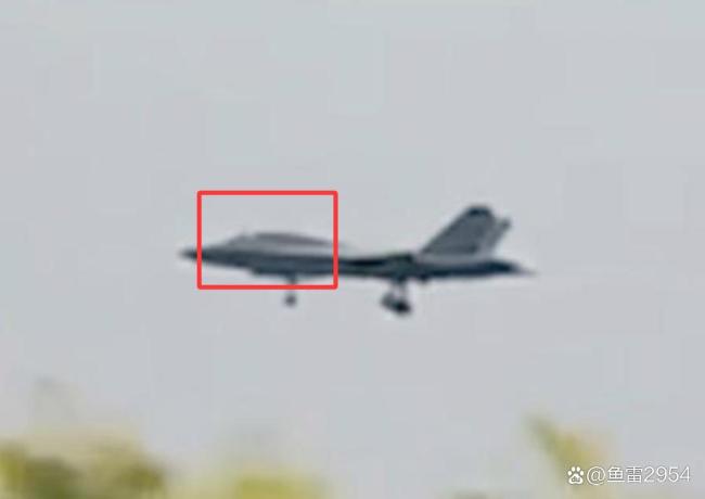 歼-35发展出双座型号了吗 模糊照片引发猜测