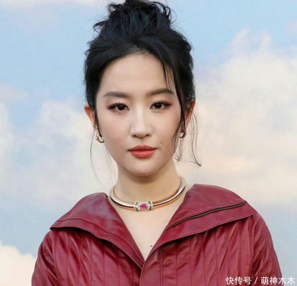 华利配资 刘亦菲海外VOGUE生图来了！裙子太紧勒出赘肉，精修图还翻车